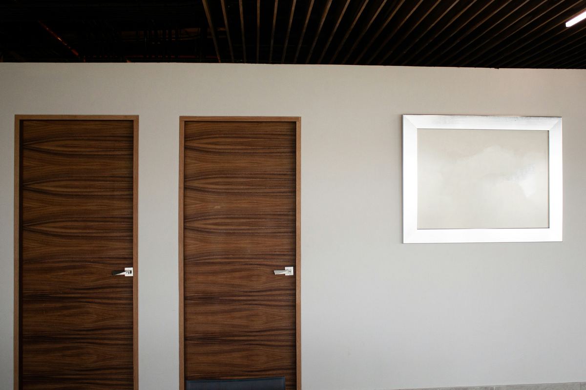 Twee houten binnendeuren in een witte wand